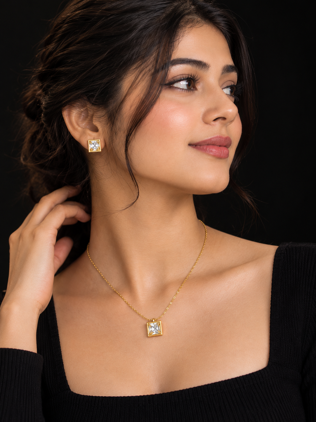 ✨ Elegant Square Pendant Chain